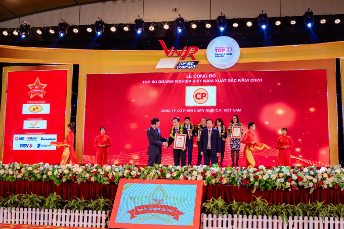 Đại diện C.P. Việt Nam nhận chứng nhận Top 50 doanh nghiệp Việt Nam xuất sắc năm 2020. Ảnh: C.P. Việt Nam.