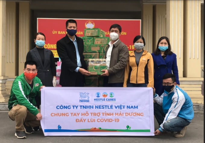 Đại diện Nestlé Việt Nam chuyển quà hỗ trợ chống dịch tại huyện Kinh Môn, Hải Dương. Ảnh: Nestlé Việt Nam.