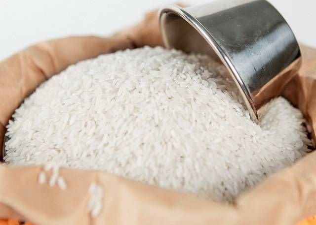 Giá gạo xuất khẩu loại 5% tấm của Việt Nam lại cao hơn gạo cùng loại của Thái Lan. Ảnh: TL.