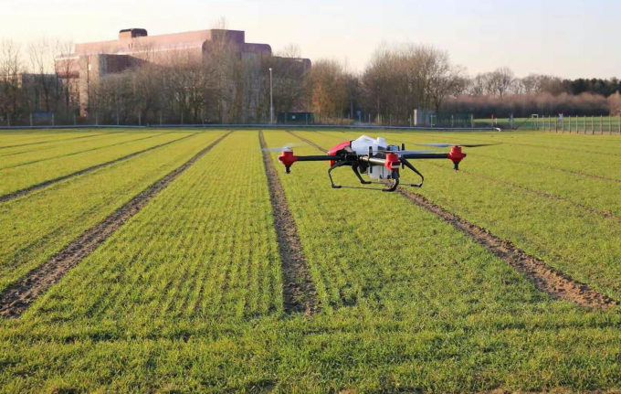 Drone đang ngày càng được áp dụng rộng rãi ở cả các nông hộ quy mô nhỏ tại châu Á. Ảnh: TL.