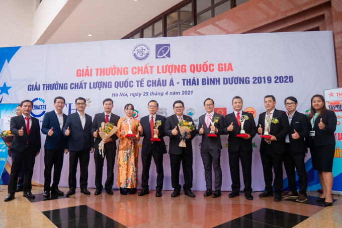 Lãnh đạo C.P. Việt Nam và các chi nhánh đạt Giải vàng và Giải thưởng Chất lượng Quốc gia năm 2019 và 2020. Ảnh: C.P. Việt Nam.