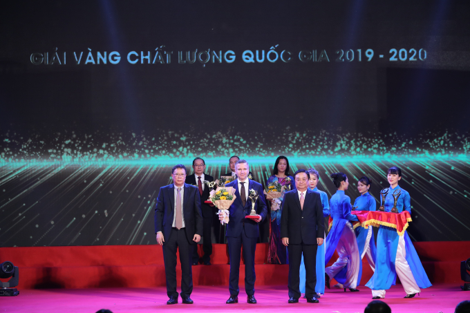 Đại diện của Nestlé Việt Nam nhận Giải Vàng Chất lượng Quốc gia năm 2020. Ảnh: Nestlé Việt Nam.