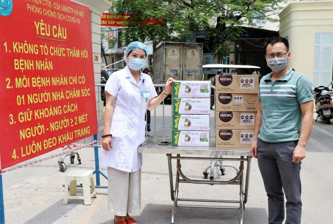 Nestlé Việt Nam ủng hộ sản phẩm đồ uống, dinh dưỡng cho các cán bộ, nhân viên y tế tuyến đầu tại Hà Nội. Ảnh: Nestlé Việt Nam.