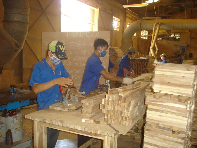 Ngành gỗ đang chủ động tìm kiếm nguồn vacxin Covid-19 để tiêm cho người lao động trong ngành. Ảnh: Sơn Trang.