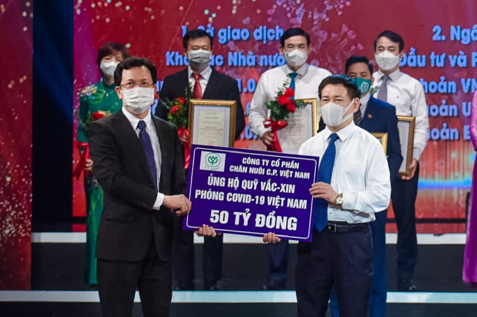 Đại diện C.P. Việt Nam trao tặng 50 tỷ đồng ủng hộ cho Quỹ Vacxin phòng, chống Covid-19. Ảnh: C.P. Việt Nam.