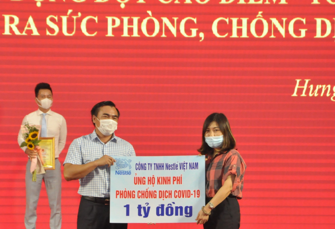 Nestlé Việt Nam ủng hộ 1 tỷ đồng vào Quỹ Vacxin phòng, chống Covid-19 tỉnh Hưng Yên. Ảnh: Nestlé Việt Nam.