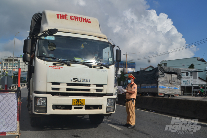 Công bố 'luồng xanh quốc gia' cho xe chở nông sản, thực phẩm, hàng hóa thiết yếu lưu thông trong dịch Covid-19. Ảnh: Trần Trung.