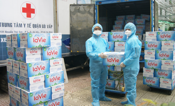 Hỗ trợ nước khoáng cho nhân viên y tế và bệnh nhân Covid-19 tại Trung tâm y tế Gò Vấp. Ảnh: Nestlé Việt Nam.
