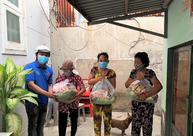 Người dân huyện Nhà Bè, TP.HCM, nhận các suất quà nhu yếu phẩm từ Dự án 'Chợ nghĩa tình'. Ảnh: Nestlé Việt Nam.