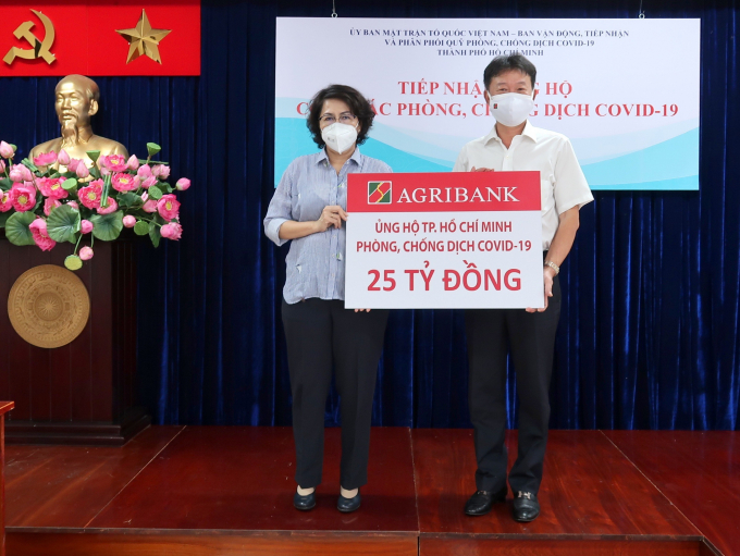 Bà Tô Thị Bích Châu, Chủ tịch Ủy ban MTTQ Việt Nam TP.HCM, tiếp nhận số tiền ủng hộ từ Agribank. Ảnh: Agribank.