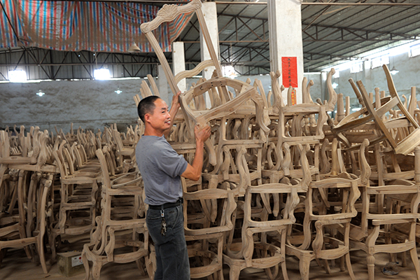 The Ministry of Industry and Trade issued a decision to investigate a number of table and chair products originating from China and Malaysia. Photo: TL.