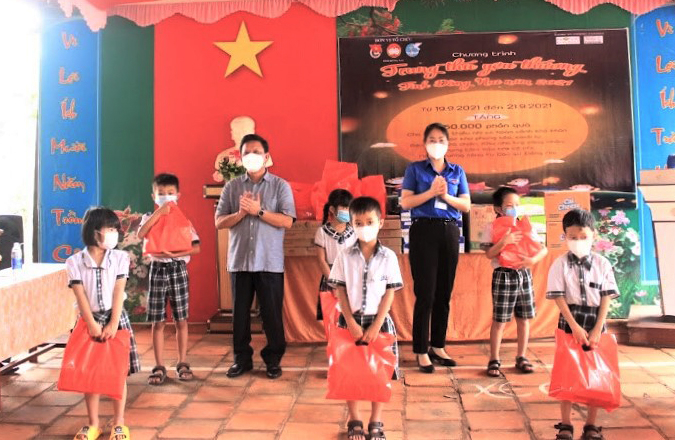 Nestlé Việt Nam và Tỉnh Đoàn Đồng Nai tổ chức buổi vui Tết Trung thu cho trẻ em gặp khó khăn vì Covid-19. Ảnh: TL.