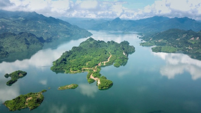 Hoa Binh Lake is short of about 945 million m3 compared to demand. Photo: TL.