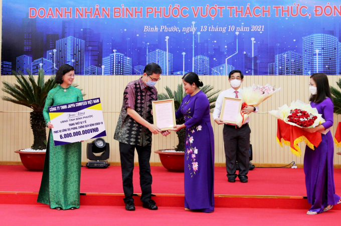 Bà Trần Tuệ Hiền, Chủ tịch UBND tỉnh Bình Phước trao Thư cảm ơn cho ông Arif Widjaja, Tổng giám đốc Japfa Việt Nam. Ảnh: TL.