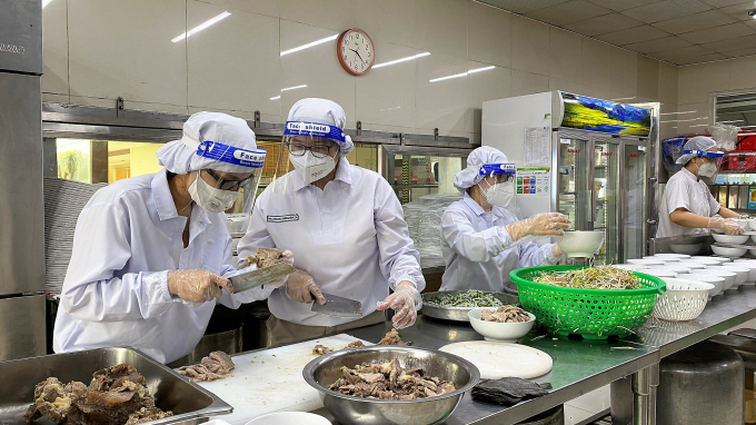 Nhân viên tại nhà máy của Nestlé Việt Nam cùng nhau chuẩn bị bữa ăn. Ảnh TL.