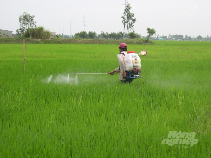 Nhập khẩu thuốc trừ sâu vẫn tăng mạnh trong 9 tháng đầu năm. Ảnh: Thanh Phong.