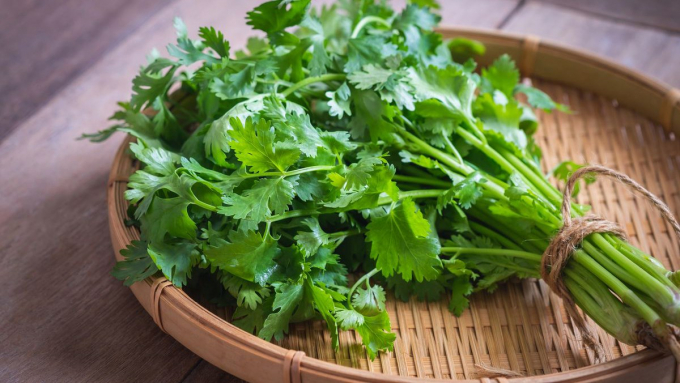 For Vietnam, the testing frequency for pesticides with vegetables, spices, and fruits is as follows: Coriander 72%; basil 20%; mint 30%; parsley 40%; okra 20-30%; pepper 20%; dragon fruit 10%. Photo: TL.