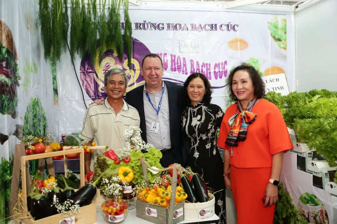 Lãnh đạo MM Mega Market tại gian hàng quảng bá sản phẩm rau củ an toàn của nông dân Đà Lạt tại Triển lãm hàng Việt – OCOP Đà Nẵng 2020.