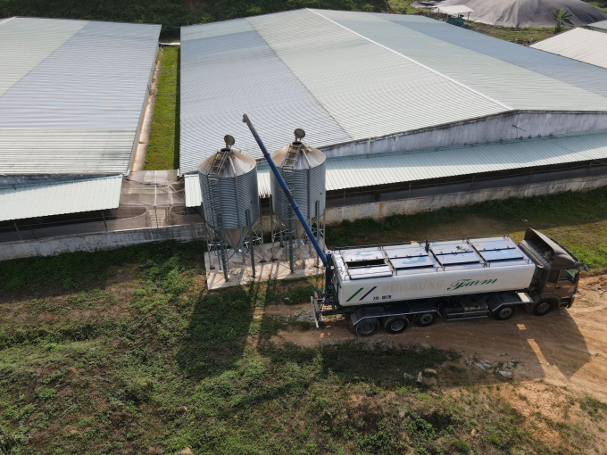Hệ thống silo và xe bồn hiện đại khép kín tại trại Phú Hưng.