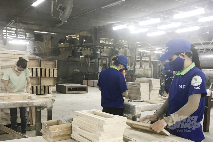 Nhiều doanh nghiệp ngành gỗ đã có đơn hàng sản xuất đến giữa năm 2022. Ảnh: Thanh Sơn.