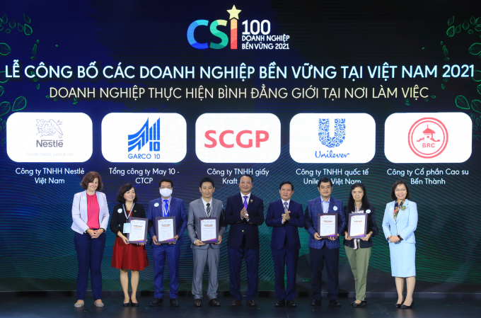 Đại diện Nestlé Việt Nam nhận Giấy chứng nhận doanh nghiệp tiêu biểu thực hiện bình đẳng giới tại nơi làm việc. Ảnh: TL.