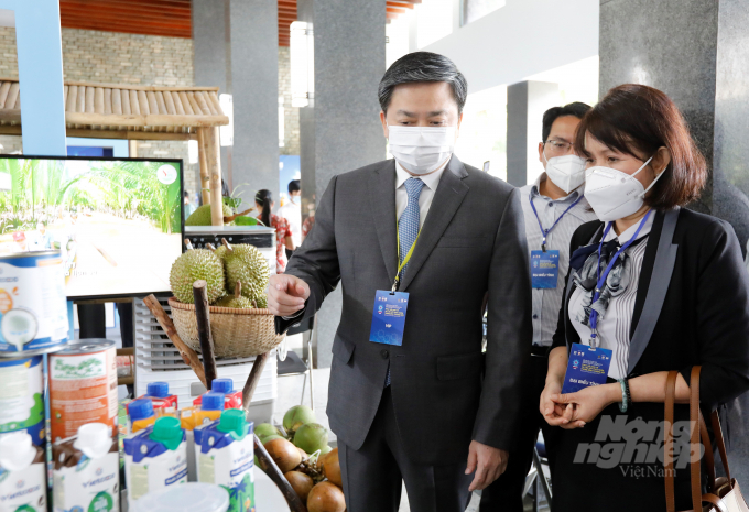 Delegates visiting a booth during Mekong Connect 2021. Photo: Thanh Son.