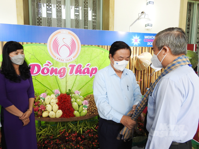 Minister Le Minh Hoan visiting the agro-products stall of Dong Thap during Mekong Connect 2021. Photo: Thanh Son.