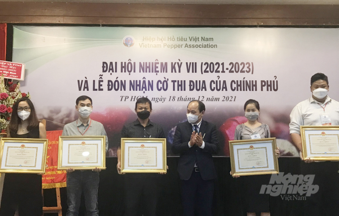 Một số doanh nghiệp hội viên của VPA nhận bằng khen của Bộ NN-PTNT. Ảnh: Thanh Sơn.