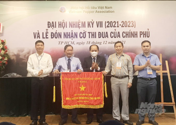 Ông Nguyễn Nam Hải - Chủ tịch VPA khóa VI đại diện VPA đón nhận Cờ thi đua của Chính phủ. Ảnh: Thanh Sơn.