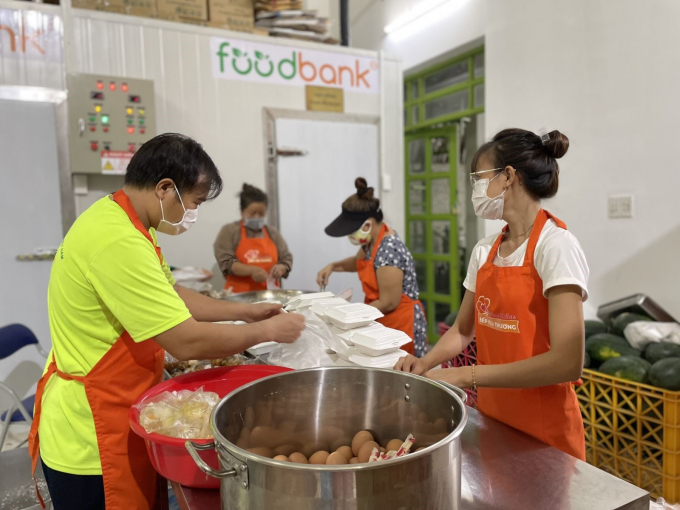 Các đầu bếp của 'Bếp Yêu Thương' đang chuẩn bị các suất ăn miễn phí cho người dân khó khăn.