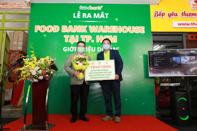 Ông Montri Suwanposri, Tổng Giám đốc CPV (bên trái) trao tặng 2 chiếc xe chở thực phẩm cho Foodbank Việt Nam.