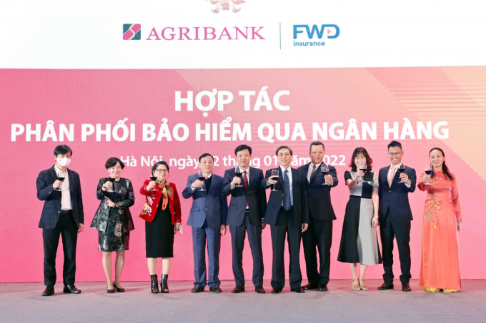 Lãnh đạo Agribank và FWD Việt Nam chúc mừng sự hợp tác giữa 2 bên. Ảnh: TL.
