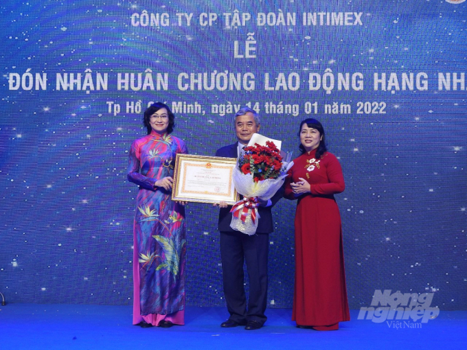Trao tặng Huân chương Lao động hạng Nhất cho ông Đỗ Hà Nam, Chủ tịch HĐQT, Tổng giám đốc Intimex Group. Ảnh: Thanh Sơn.