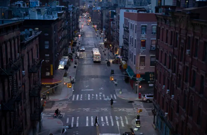 Đường phố Manhattan, New York, vắng lặng trong ngày 26/3. Ảnh: AP.