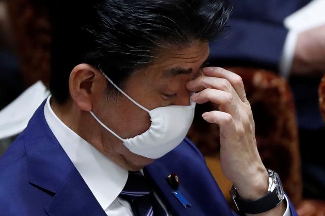 Thủ tướng Nhật Bản Shinzo Abe đeo khẩu trang khi dự một phiên họp của thượng viện ngày 1/4. Ảnh: Reuters.
