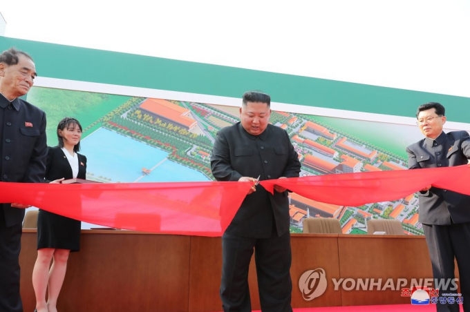 Nhà lãnh đạo Triều Tiên Kim Jong-un cắt băng khánh thành nhà máy sản xuất phân bón Sunchon. Ảnh: KCNA.