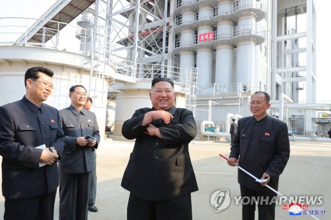 Ông Kim Jong-un tươi cười khi thị sát nhà máy sản xuất phân bón. Ảnh: KCNA.