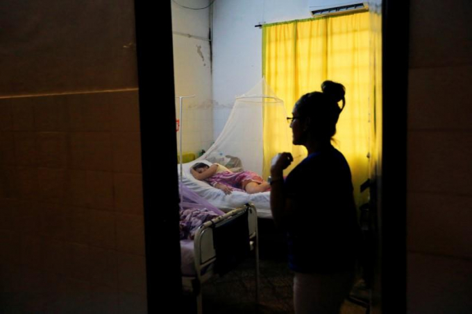 Một bệnh nhân sốt xuất huyết được điều trị tại bệnh viện ở Asuncion, Paraguay, hồi tháng 1. Ảnh: Reuters.