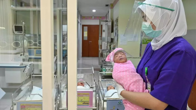 Khoảng 4,8 triệu em bé chào đời ở Indonesia mỗi năm. Ảnh: AFP.