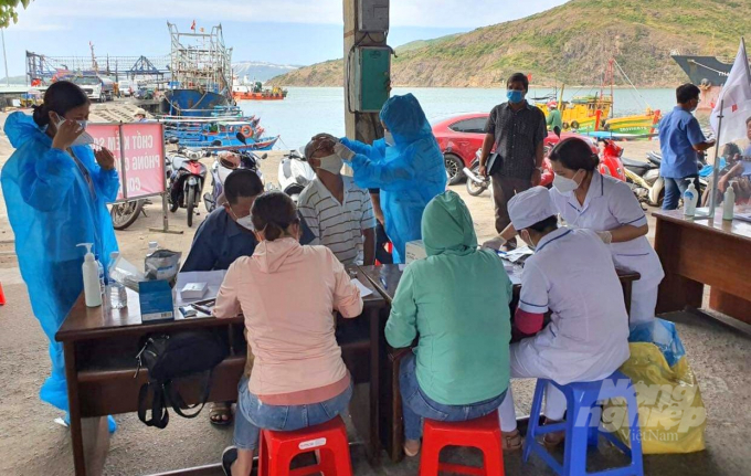 The Management Board of Quy Nhon fishing port is making efforts to facilitate boats departing and arriving the port but ensuring the principles of the Covid-19 prevention and control. Photo: V.D.T.