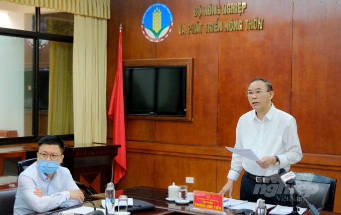 Deputy Minister Phung Duc Tien chairs the online conference at the office of the MARD. Photo: Bao Thang.