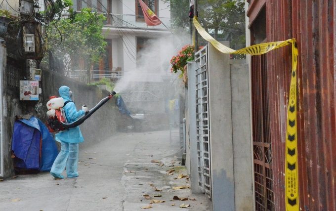 Lực lượng chức năng tiến hành phun khử trùng tại khu dân cư nơi tài xế nói trên sinh sống.