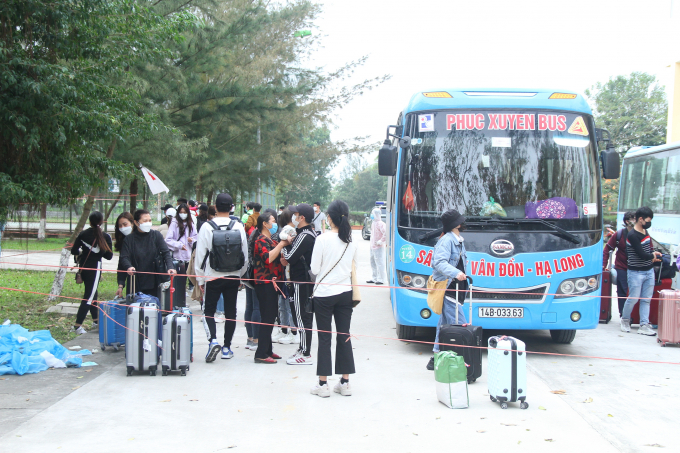 Công tác đón công dân về khu vực cách ly tại Trường Quân sự tỉnh Quảng Ninh. Ảnh: Anh Thắng.