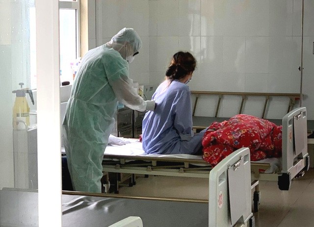 Thăm khám và điều trị bệnh nhân tại Bệnh viện Lao và Phổi tỉnh Quảng Ninh. Ảnh: Sở Y tế tỉnh Quảng Ninh.