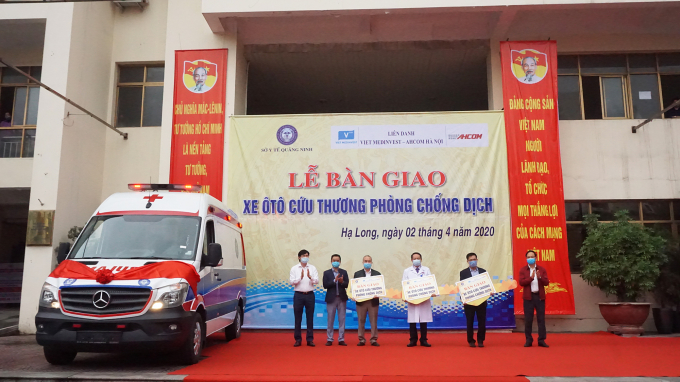 Ông Đặng Huy Hậu, Phó Chủ tịch UBND tỉnh Quảng Ninh bàn giao xe cho ngành Y tế địa phương. Ảnh: CTV.