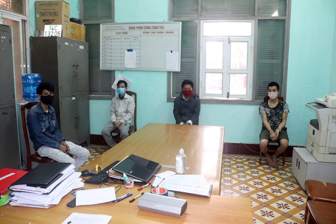 4 nam thanh niên chống đối lực lượng chức năng tại trụ sở công an TX Quảng Yên (Quảng Ninh). Ảnh: CA Quảng Ninh.