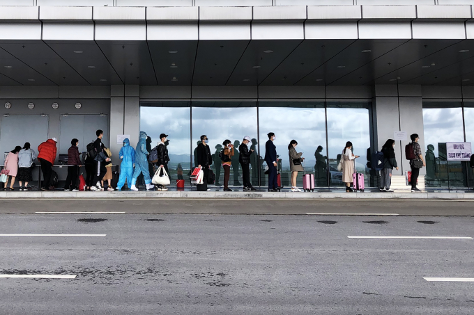 Hành khách và công dân Việt Nam làm thủ tục kiểm tra y tế tại sân bay Vân Đồn. Ảnh: Đỗ Phương.