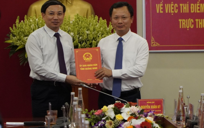 Ông Nguyễn Xuân Ký, Bí thư Tỉnh ủy trao Quyết định bổ nhiệm Trưởng ban Quản lý Khu kinh tế Vân Đồn đối với ông Cao Tường Huy. Ảnh: CTV.