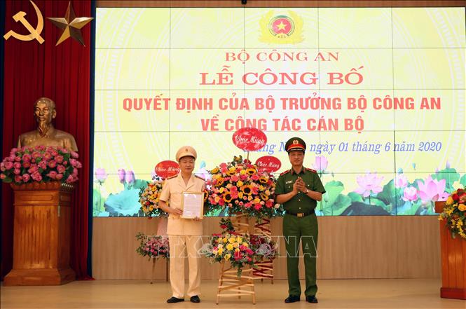 Thiếu tướng Nguyễn Duy Ngọc trao quyết định cho Đại tá Nguyễn Ngọc Lâm. Ảnh: TTXVN.