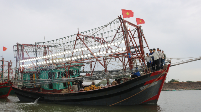 Vận hành thử nghiệm hệ thống đèn LED trên tàu anh Đỗ Đăng Thành, TX Quảng Yên (Quảng Ninh). Ảnh: Nguyễn Bá Lâm.